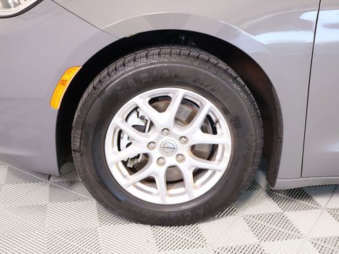 Used 2022 Chrysler Pacifica Touring-L FWD image 18