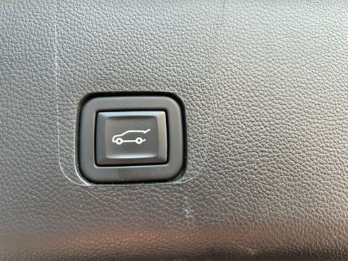 Used 2023 Chevrolet Traverse Premier image 9