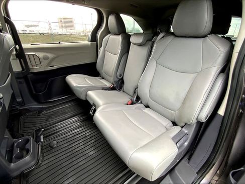 Used 2021 Toyota Sienna XLE image 20