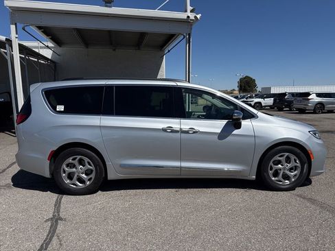 Used 2023 Chrysler Pacifica Limited w/ Uconnect Theater Family Group FWD image 3
