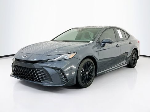 Used 2025 Toyota Camry SE w/ Convenience Package FWD image 3