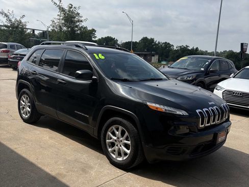 Used 2016 Jeep Cherokee Sport image 2