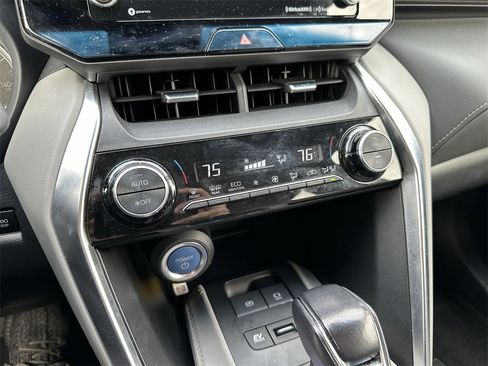 Used 2022 Toyota Venza XLE image 18