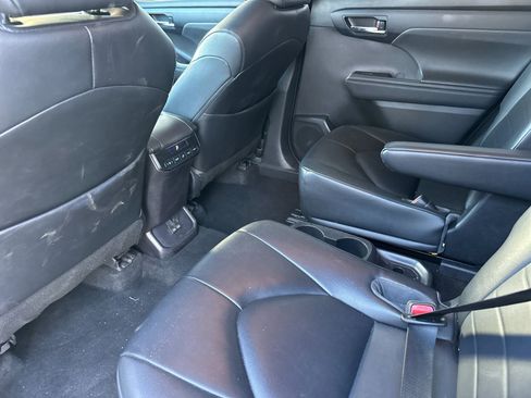Used 2023 Toyota Highlander XLE image 11