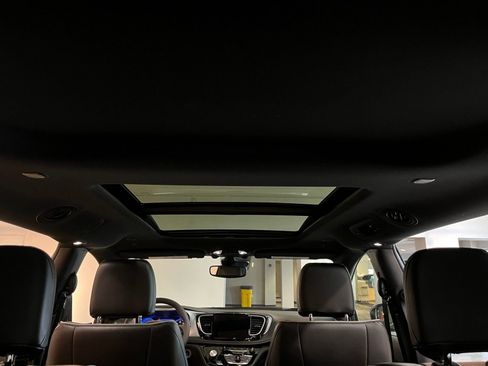 Used 2025 Chrysler Pacifica Limited image 31