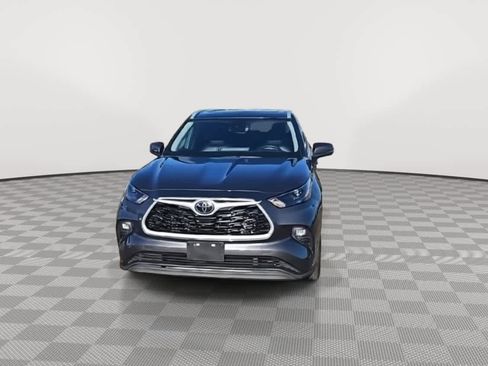 Used 2023 Toyota Highlander XLE image 3