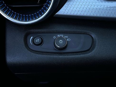 Used 2025 Chevrolet Trax LT w/ LT Convenience Package image 20