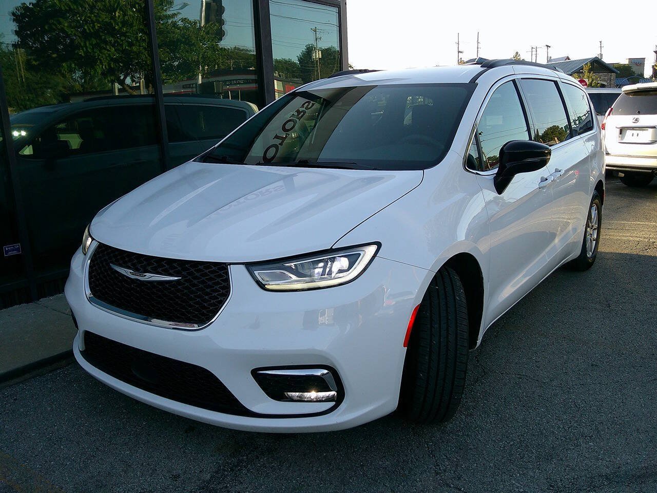 Used 2024 Chrysler Pacifica Touring FWD image 2