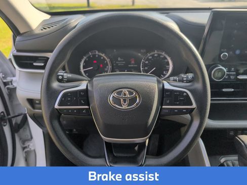 Used 2023 Toyota Highlander L FWD image 16