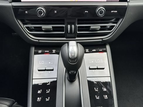 Certified 2026 Porsche Macan AWD/4WD image 15