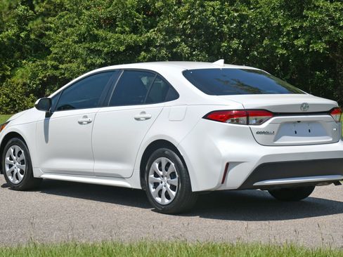 Used 2022 Toyota Corolla LE image 3