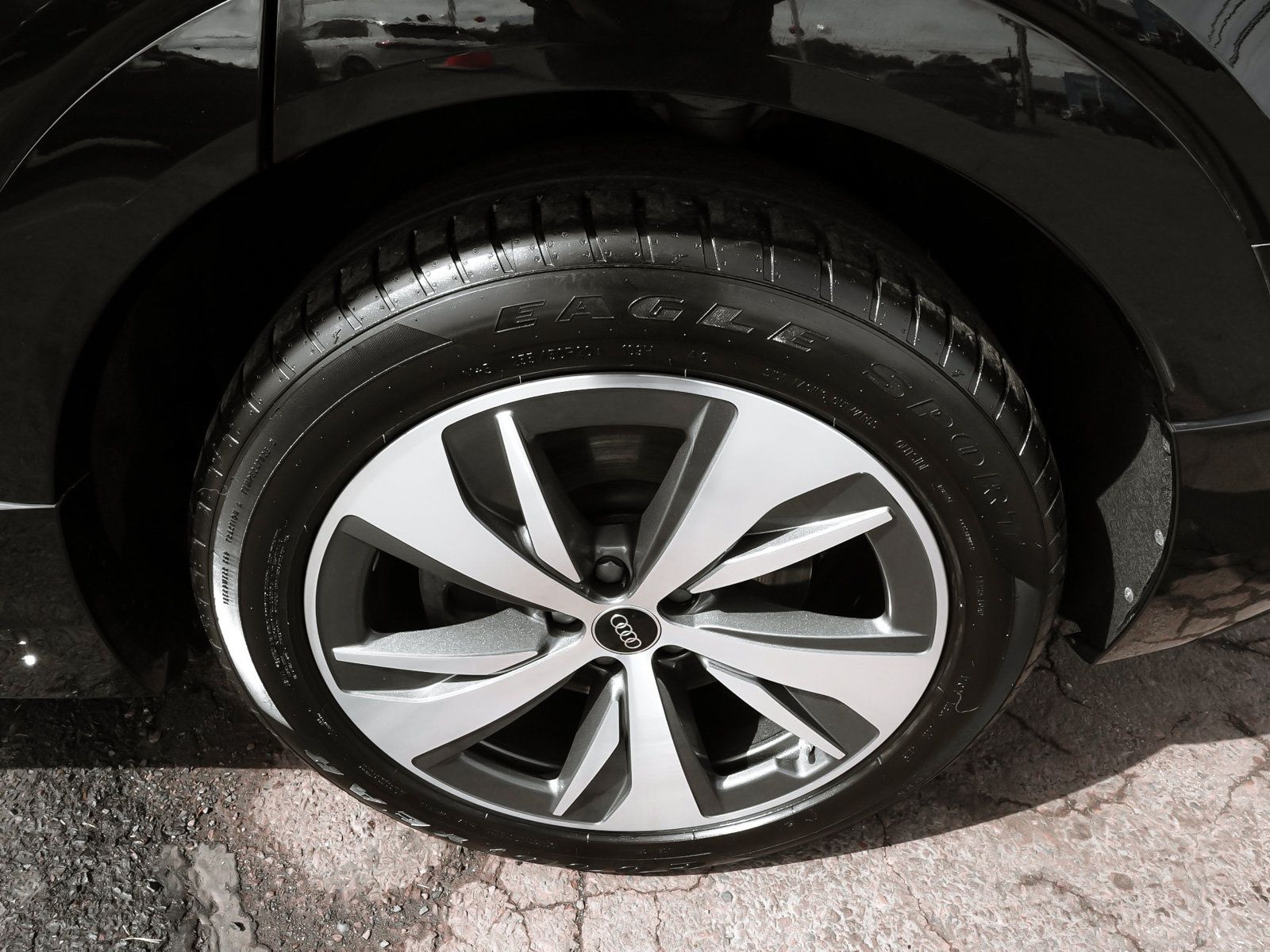 Used 2024 Audi Q8 e-tron Premium AWD/4WD image 9