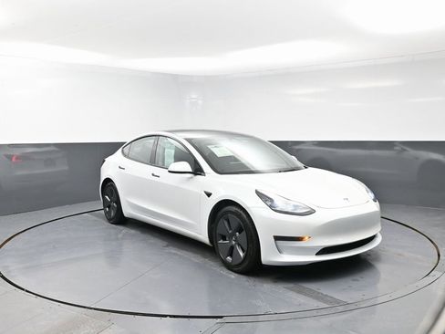 Used 2021 Tesla Model 3 Standard Range Plus image 2