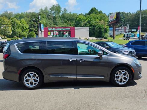 Used 2017 Chrysler Pacifica Touring-L w/ Tire & Wheel Group FWD image 4