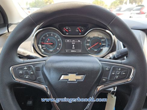 Used 2017 Chevrolet Cruze LT FWD image 18