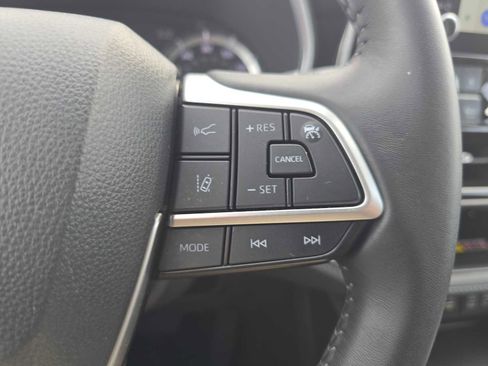 Certified 2025 Toyota Highlander XLE FWD image 30