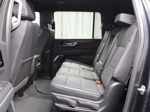 Used 2025 GMC Yukon XL Denali AWD/4WD image 16
