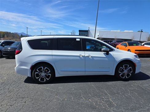 New 2026 Chrysler Pacifica Pinnacle image 2