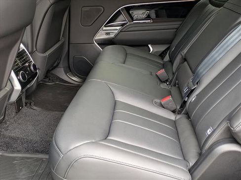 New 2025 Land Rover Range Rover Long Wheelbase SE image 17