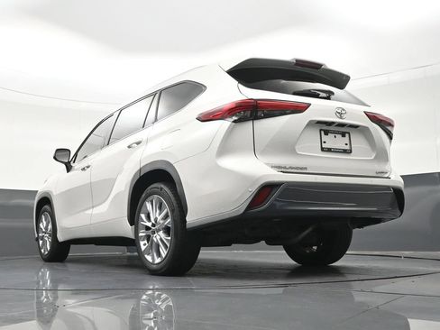 Used 2021 Toyota Highlander Limited FWD image 26