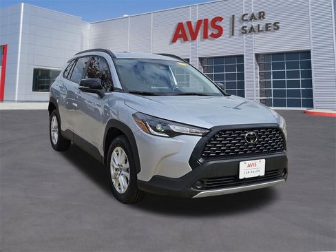 Used 2025 Toyota Corolla Cross LE image 9