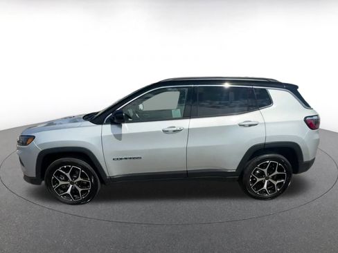 Used 2025 Jeep Compass Limited image 9