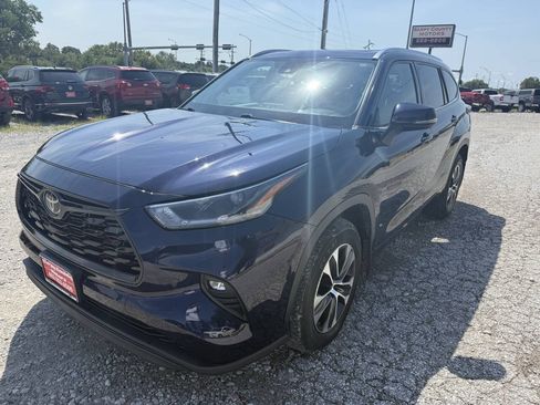 Used 2021 Toyota Highlander XLE AWD/4WD image 7