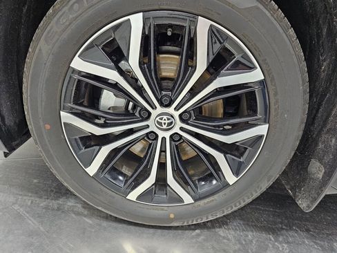 Used 2025 Toyota Crown Signia AWD/4WD image 11