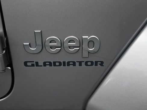 Used 2020 Jeep Gladiator Overland image 6