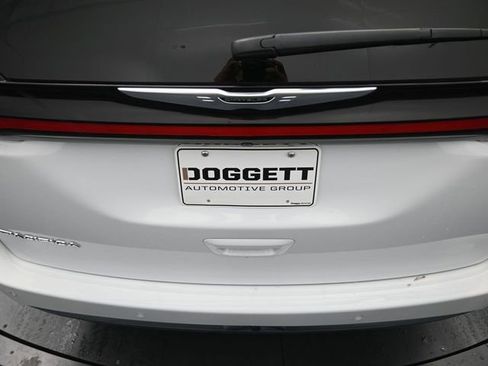 Used 2025 Chrysler Pacifica Select FWD image 16