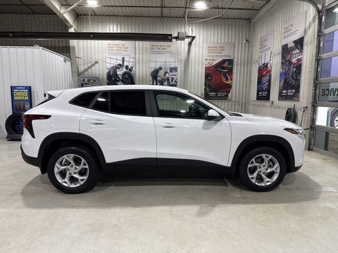 New 2026 Chevrolet Trax LS w/ LS Convenience Package FWD image 10