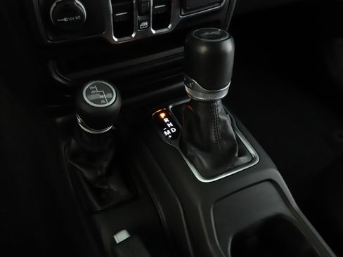 Used 2023 Jeep Wrangler Unlimited Sahara AWD/4WD image 16