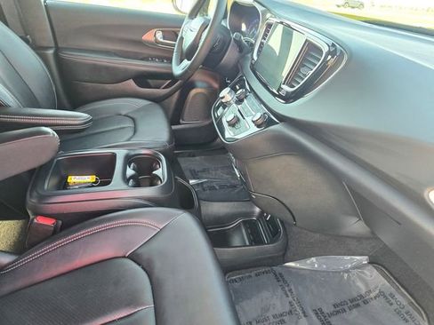 Used 2025 Chrysler Pacifica Select FWD image 16