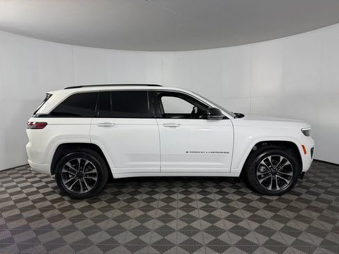 Used 2022 Jeep Grand Cherokee Overland w/ Luxury Tech Group IV AWD/4WD image 3
