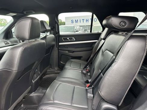 Used 2017 Ford Explorer XLT w/ Equipment Group 202A AWD/4WD image 10