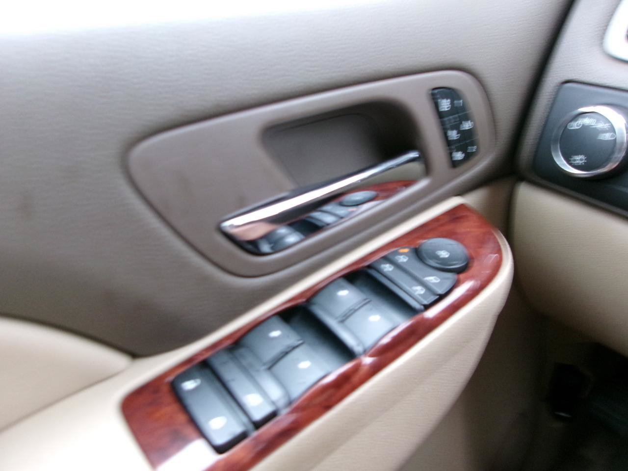 Used 2013 Chevrolet Avalanche LTZ AWD/4WD image 17