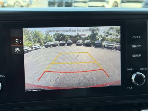 Used 2024 Kia Carnival LX FWD image 27