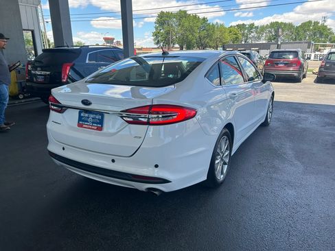 Used 2017 Ford Fusion SE FWD image 5