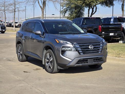 Used 2025 Nissan Rogue SL image 4