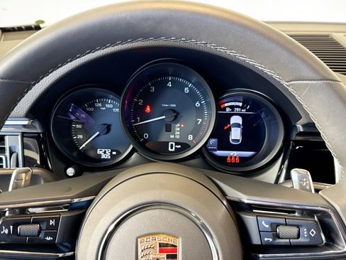 Certified 2025 Porsche Macan image 13