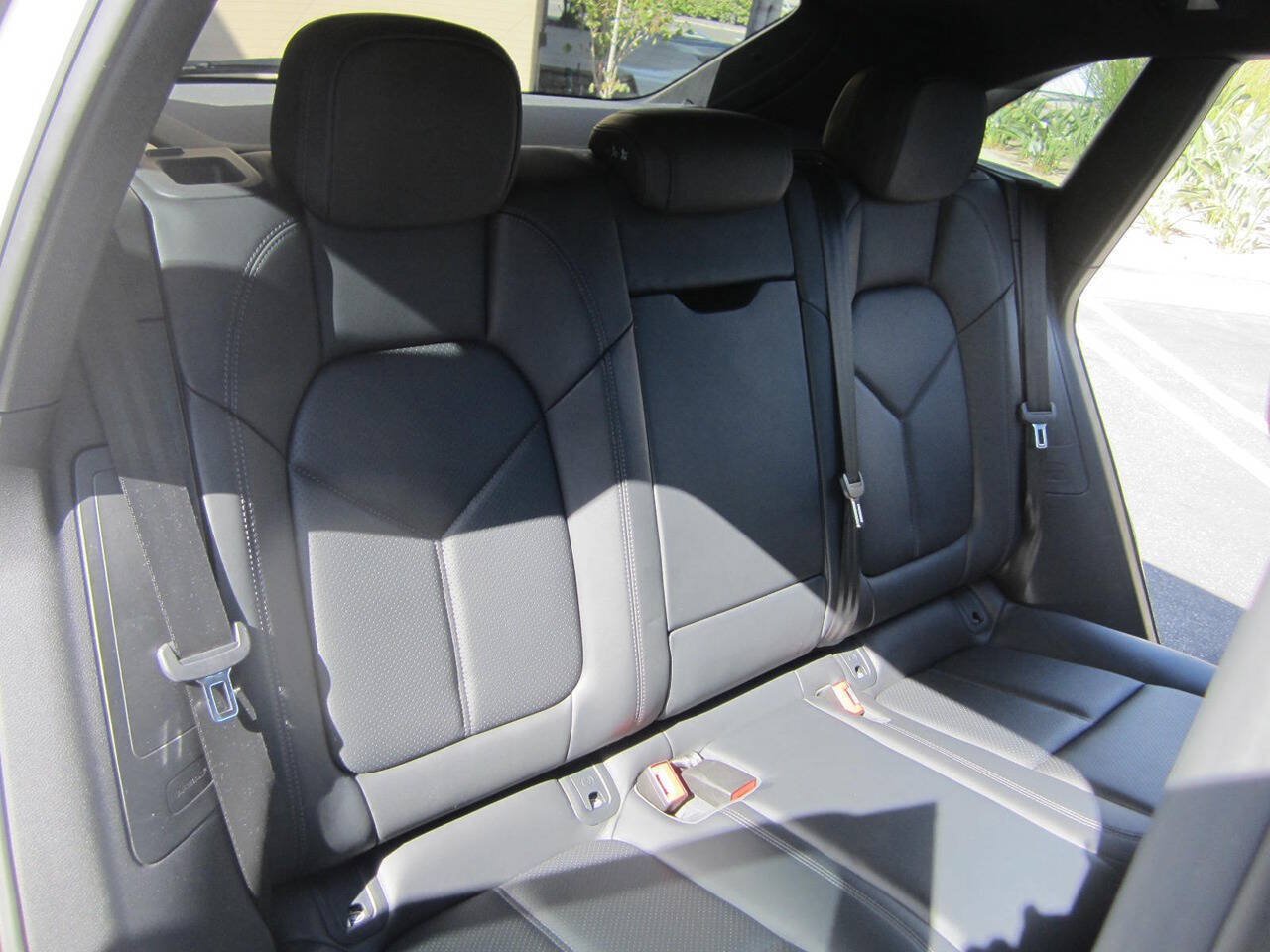 Used 2020 Porsche Macan Turbo AWD/4WD image 17