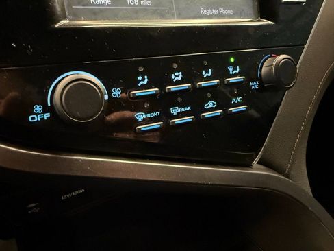 Used 2018 Toyota Camry LE image 14