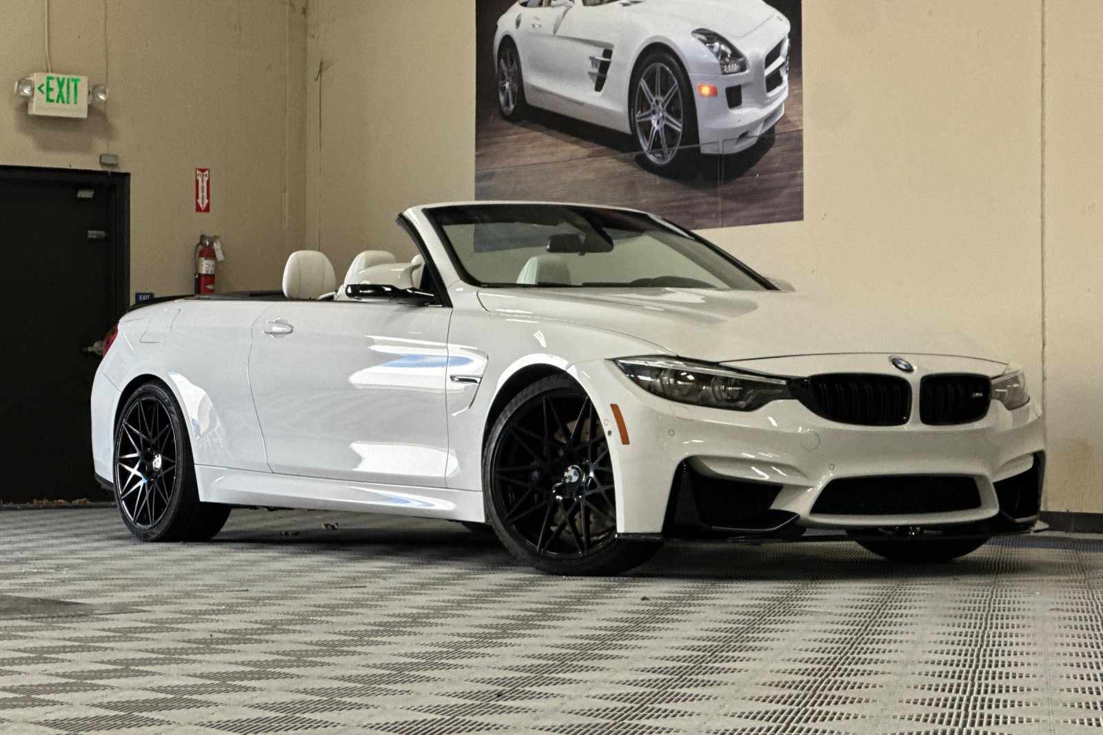 Used 2018 BMW M4 Convertible w/ Executive Package RWD image 2