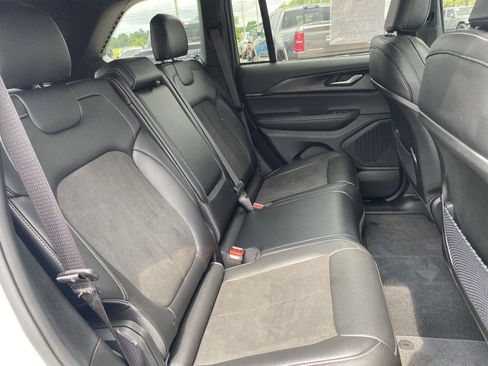 Used 2023 Jeep Grand Cherokee Altitude AWD/4WD image 37