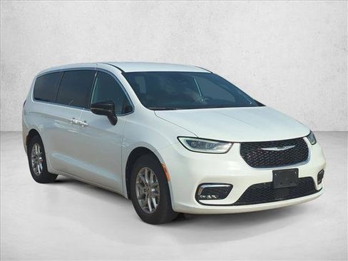 Used 2025 Chrysler Pacifica Select image 3
