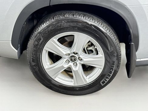 Certified 2024 Toyota Highlander LE AWD/4WD image 9