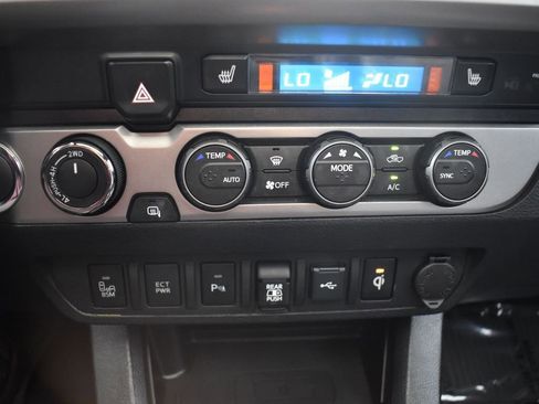 Used 2020 Toyota Tacoma Limited image 15