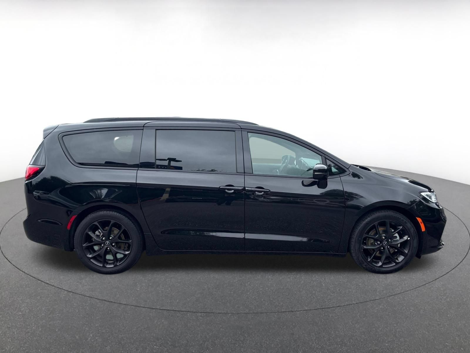 Used 2025 Chrysler Pacifica Limited FWD image 14