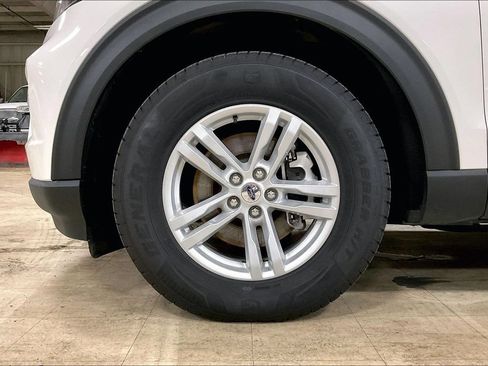 Certified 2024 Ford Explorer XLT w/ Equipment Group 202A AWD/4WD image 9