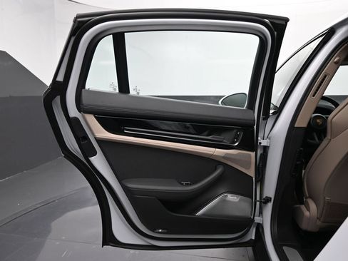 Certified 2025 Porsche Panamera image 17